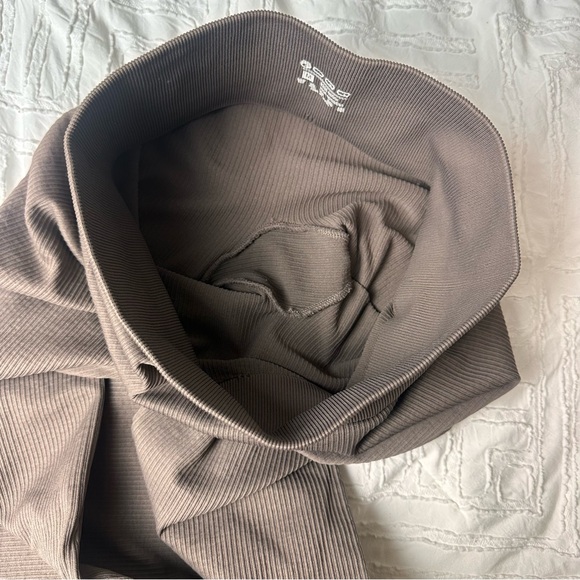 Women’s M Ribbed Flared “Tea Leaf” Leggings - Picture 4 of 5